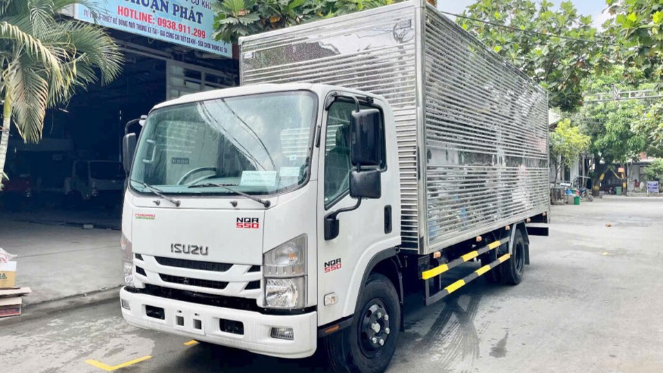 NQR75ME4 5.5 tấn thùng kín