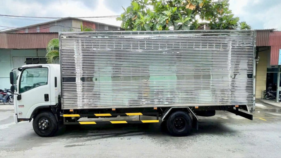 NQR75ME4 5.5 tấn thùng kín