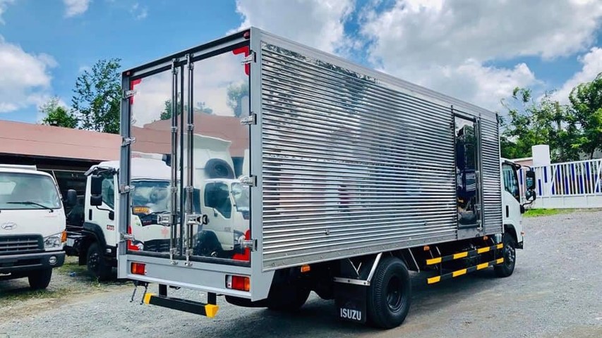 NQR75ME4 5.5 tấn thùng kín