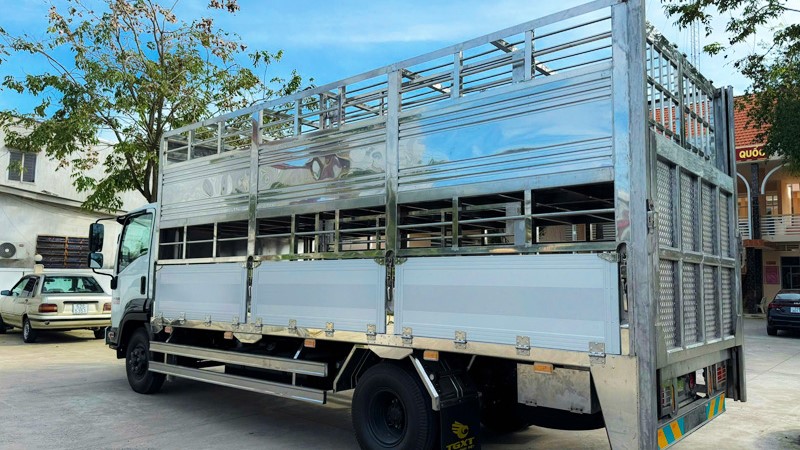 isuzu FRR90NE4 6.5 Tấn Chở gia súc