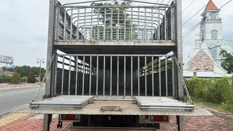 isuzu FRR90NE4 6.5 Tấn Chở gia súc