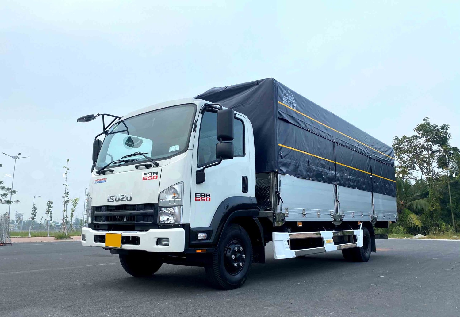 isuzu FRR90NE4 6.5 tấn thùng bạt