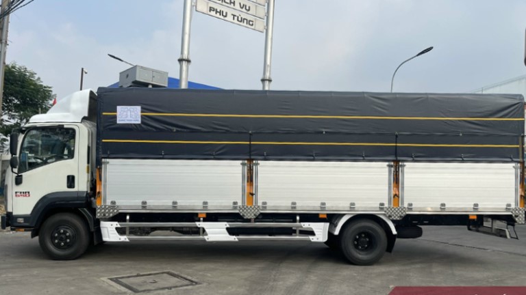 isuzu FRR90NE4 6.5 tấn thùng bạt