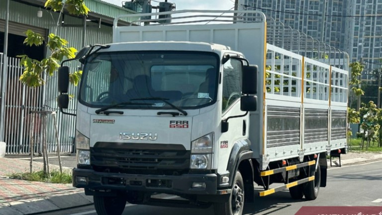 isuzu FRR90NE4 6.5 tấn thùng bạt