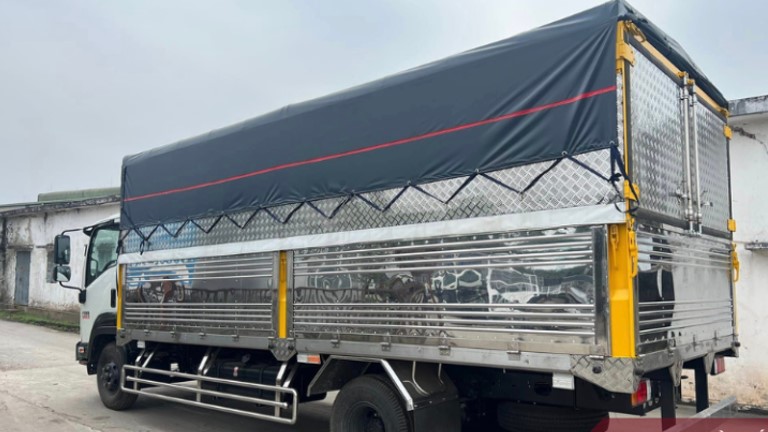 isuzu FRR90NE4 6.5 tấn thùng bạt