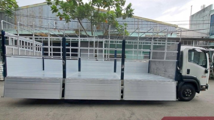 isuzu FRR90NE4 6.5 tấn thùng bạt