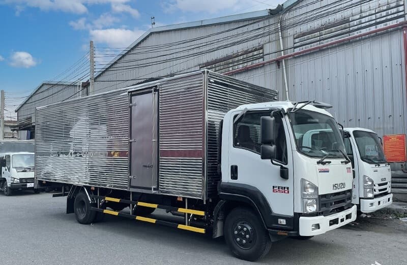 isuzu FRR90NE4 6.5 tấn thùng kín