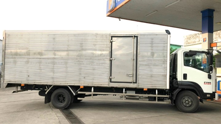 isuzu FRR90NE4 6.5 tấn thùng kín