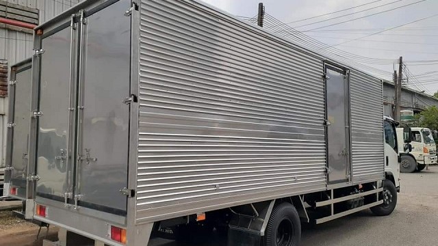 isuzu FRR90NE4 6.5 tấn thùng kín