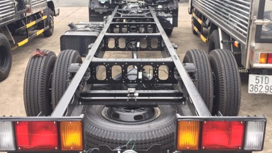 isuzu FRR90NE4 6.5 tấn thùng kín