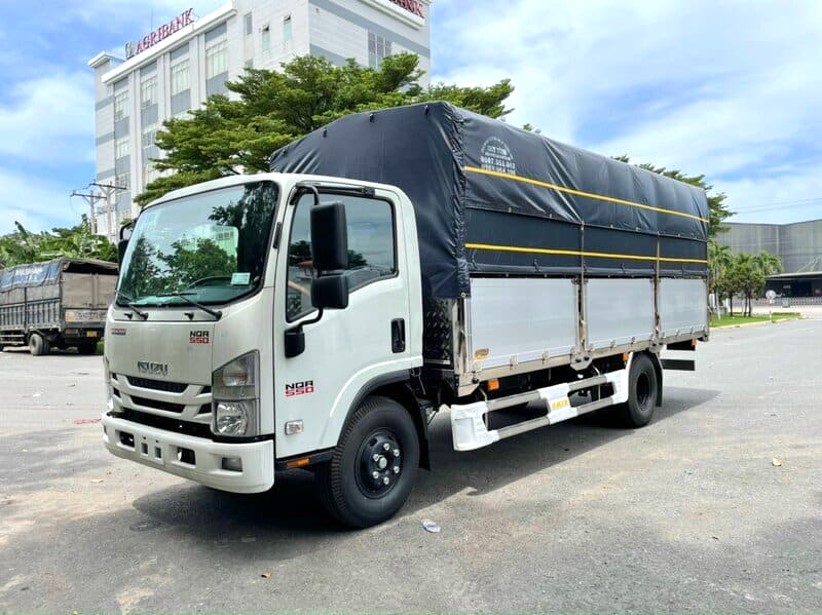 isuzu NQR75ME4 5.5 tấn mui bạt