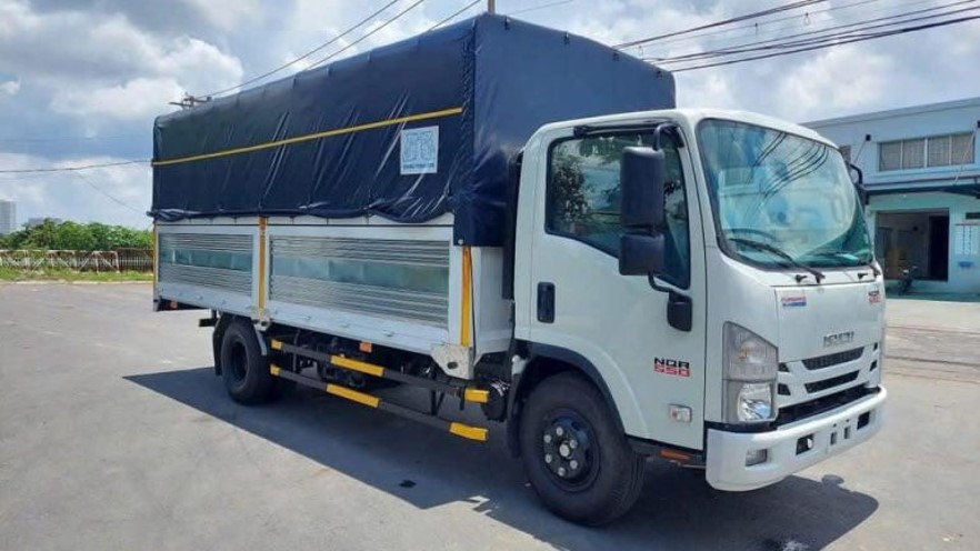 isuzu NQR75ME4 5.5 tấn mui bạt