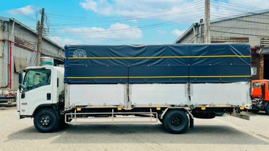 isuzu NQR75ME4 5.5 tấn mui bạt