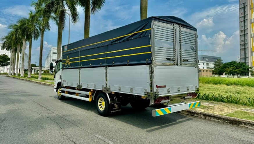 isuzu NQR75ME4 5.5 tấn mui bạt