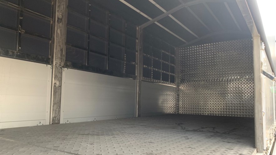 isuzu NQR75ME4 5.5 tấn mui bạt