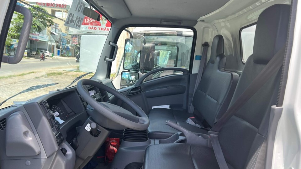 isuzu NQR75ME4 5.5 tấn mui bạt