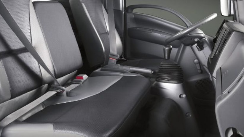 isuzu NQR75ME4 5.5 tấn mui bạt