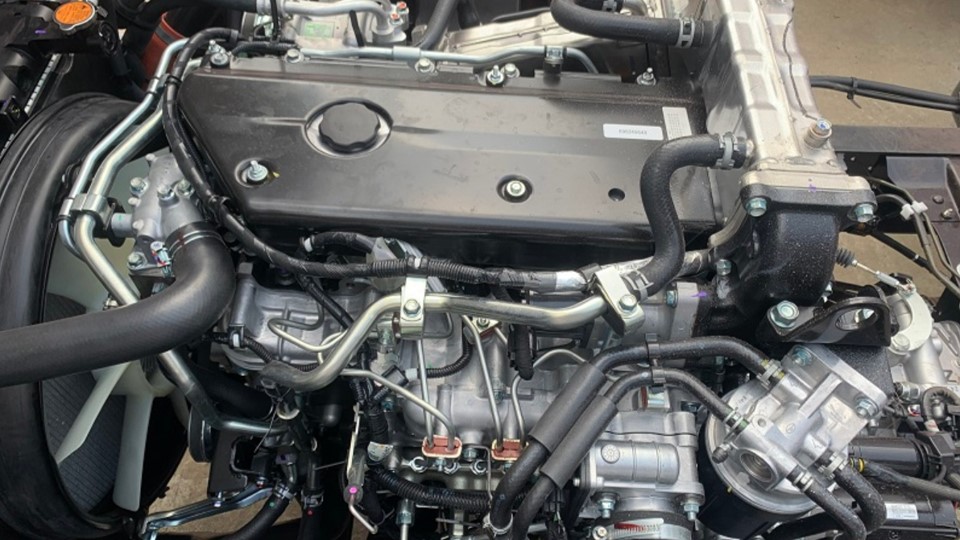 isuzu NQR75ME4 5.5 tấn mui bạt