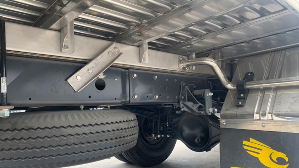 isuzu NQR75ME4 5.5 tấn mui bạt