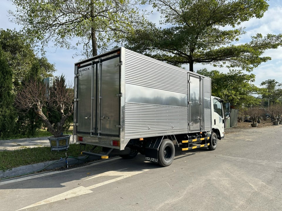 isuzu QKR 210 1.9 tấn thùng kín