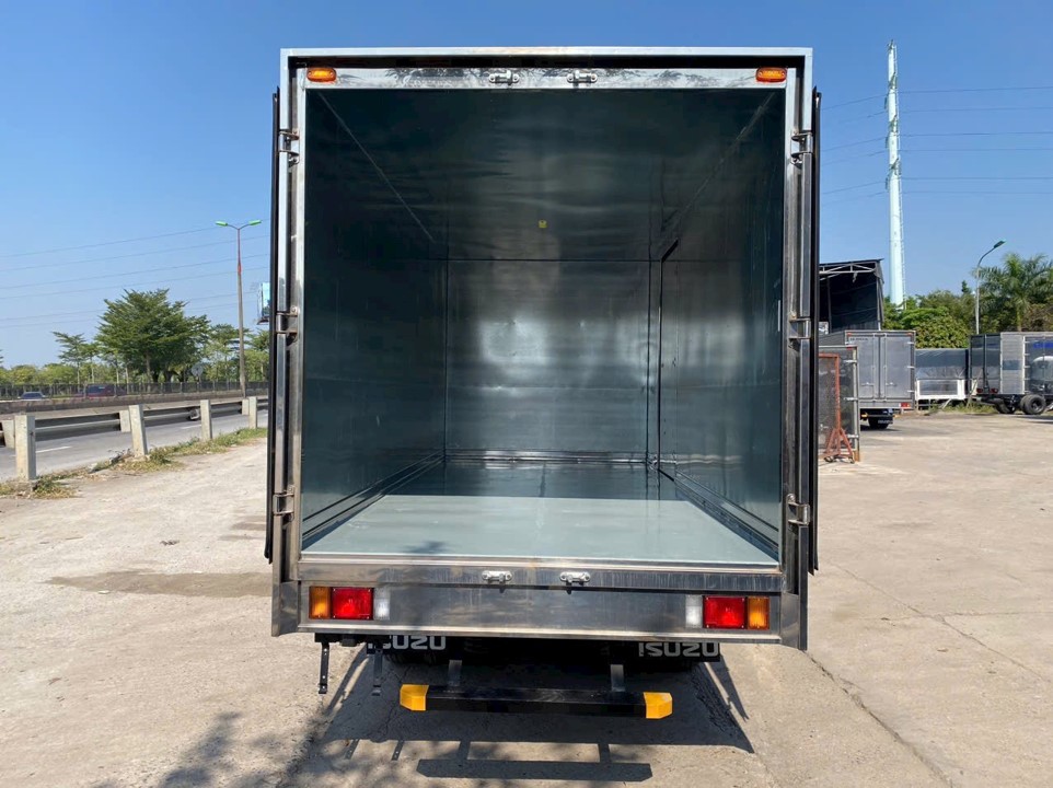 isuzu QKR 210 1.9 tấn thùng kín