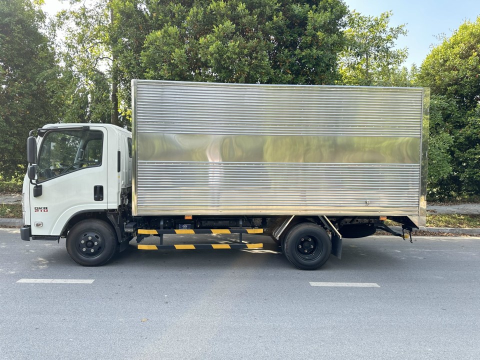 isuzu QKR 210 1.9 tấn thùng kín