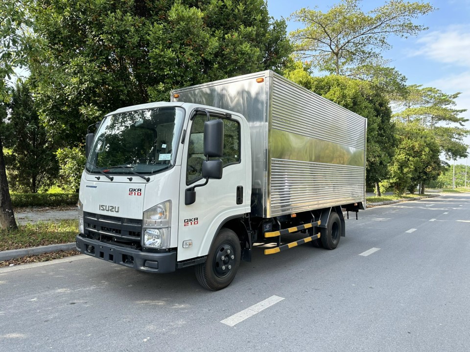 isuzu QKR 210 1.9 tấn thùng kín