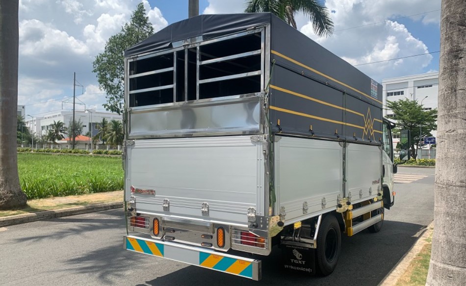 isuzu qkr 230 2.4 tấn thùng bạt